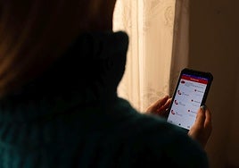 La víctima sujeta el dispositivo Cometa que la mantiene geolocalizada para protegerla de su agresor.