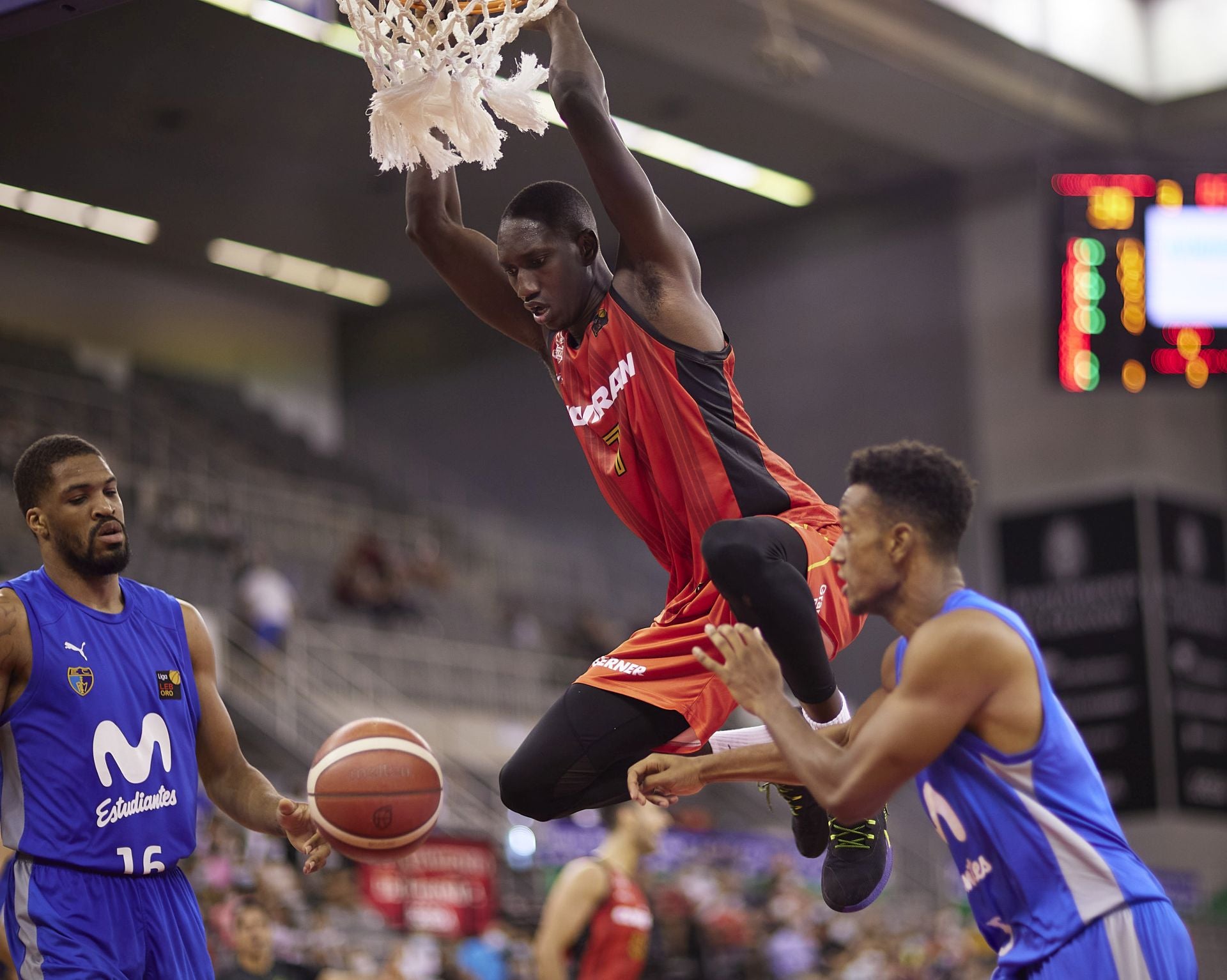 Petit Niang, en un mate con la camiseta del Covirán frente al Estudiantes.