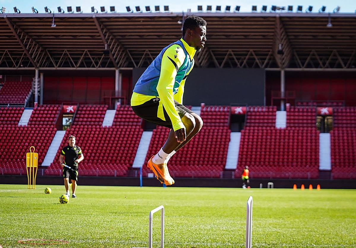 El Almería quiere dar el salto al liderato.