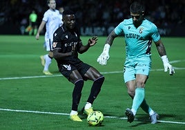 Patrick Soko presiona al meta ceutí Guille Vallejo.