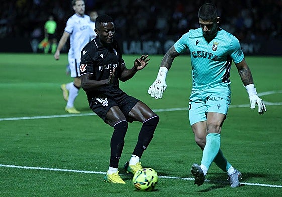 Patrick Soko presiona al meta ceutí Guille Vallejo.