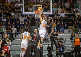 Babatunde se emplea en defensa.