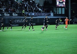 Jugadores del Almería en la reanudación del Ceuta-Almería