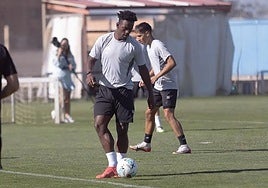 Moha Bouldini toca balón durante un entrenamiento anterior.