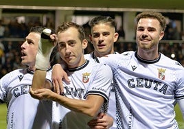 Rubén Díez celebra el gol decisivo para el Ceuta.