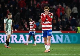 Jorge Pascual se lamenta tras el empate con el Córdoba.