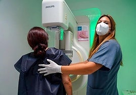 Una paciente se realiza una mamografia.