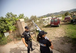 Policía Nacional en la finca donde vivía la víctima.