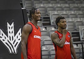 Travis Munnings, a la izquierda, junto al 'cortado' Micah Speight.