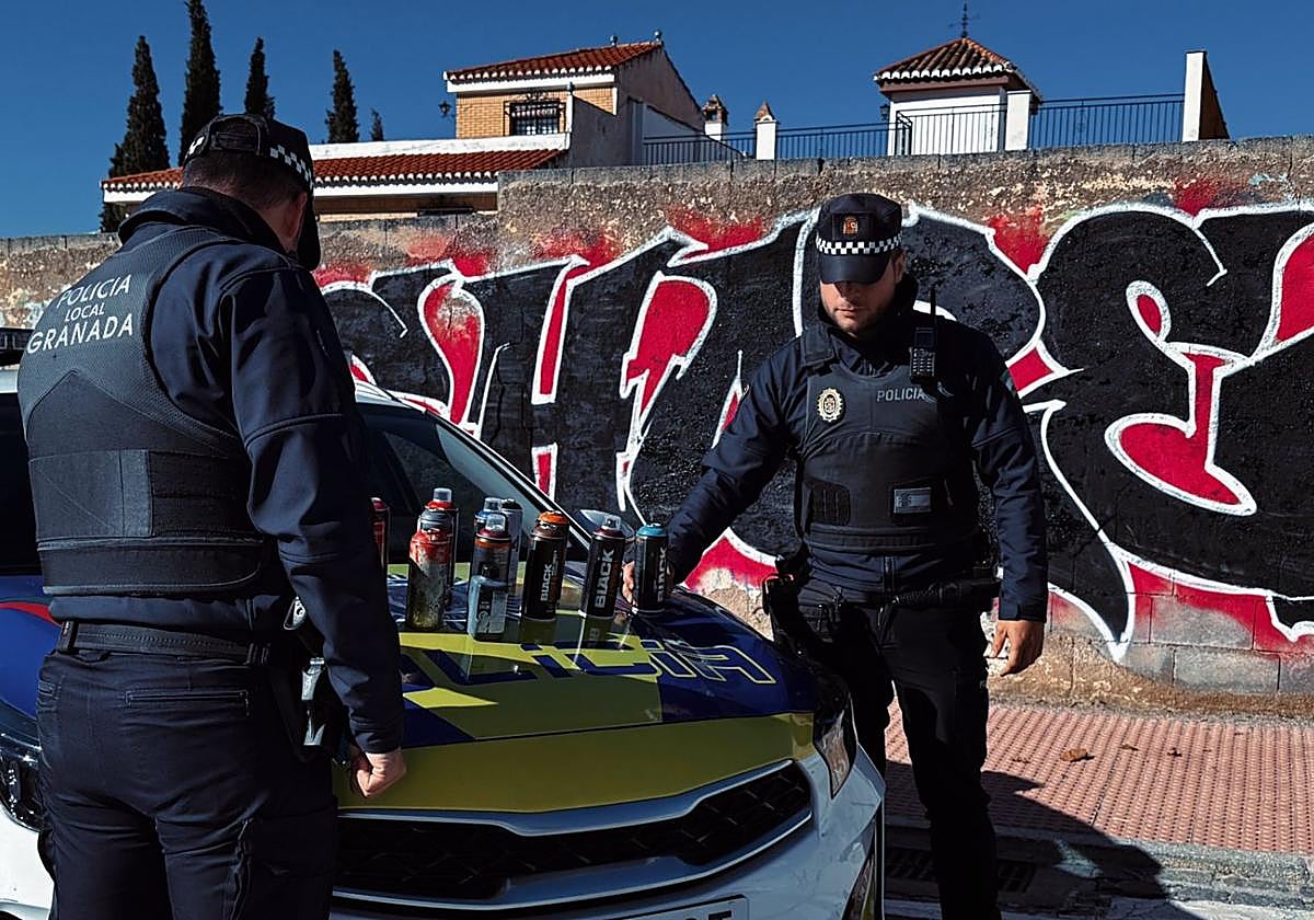 La Policía localiza al autor de una pintada vandálica en el Albaicín.