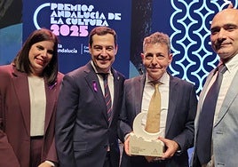 Juanma Moreno Bonilla, con la vicepresidenta del Diputación de Almería y los arquitectos del proyecto.