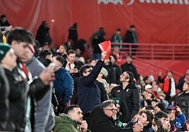 Aficionados del Granada se indignan con el arbitraje.