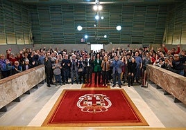 Participantes en el encuentro, en su visita al Ayuntamiento de Almería.