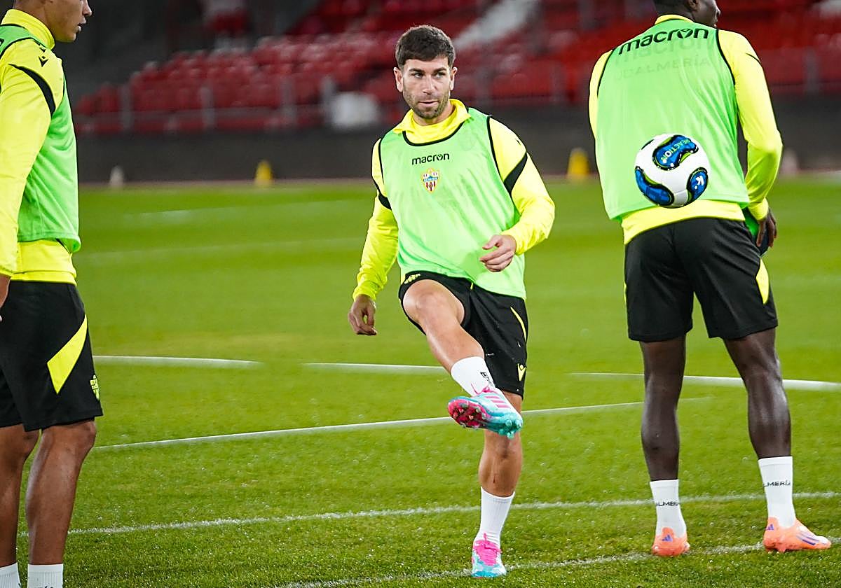 Embarba entrenando con la UD Almería