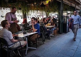 Un profesional de la hostelería en una terraza de Granada, en una imagen de archivo.