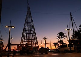 La plaza de las Velas ya luce el esqueleto del habitual abeto navideño, que este año cambia de ubicación por las obras del Paseo
