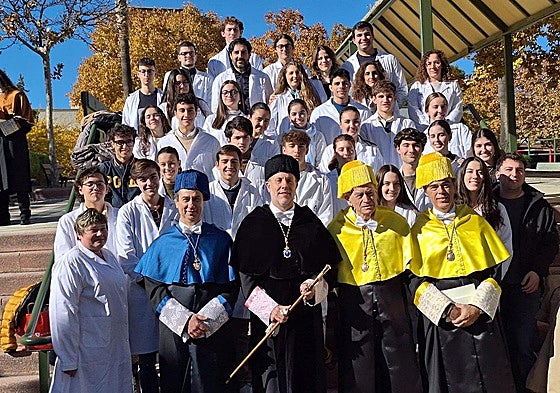 Foto de familia de Thomas C. Südhof con el rector de la UJA y estudiantes de Medicina.
