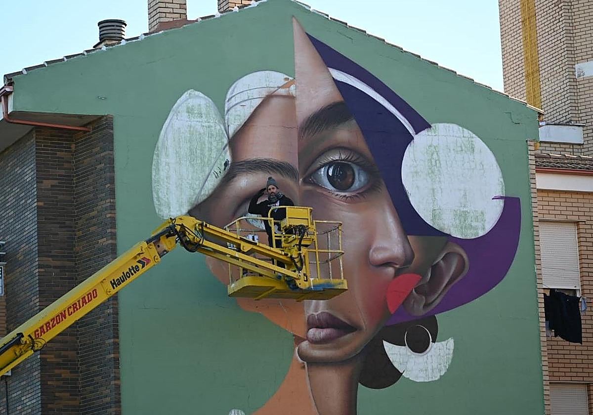 Belin, ante su mural en la edición de este año del Festival 23700.