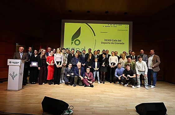 Los premiados posan para la foto de familia.