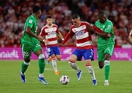 José Callejón conduce un balón con el Granada en Primera división.
