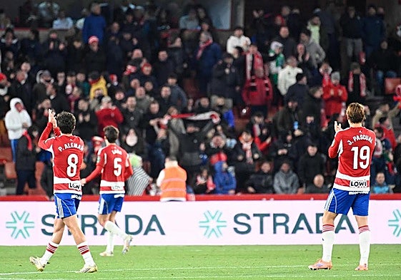 Los futbolistas del Granada agradecen el apoyo de la afición.