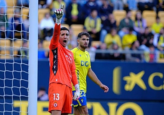 Edgar Badia celebra el penalti que paró en Cádiz.
