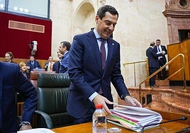 Juanma Moreno, en su escaño antes de iniciar el debate.