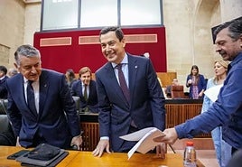 El presidente de la Junta de Andalucía, Juanma Moreno (d), junto al consejero de Sanidad, Presidencia y Emergencias, Antonio Sanz (i).