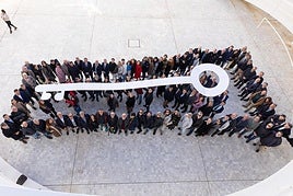 Representantes de la cultura granadina e institucionales participan en la performance de la llave, símbolo de la Capitalidad, en el Centro Cultural CajaGranada.