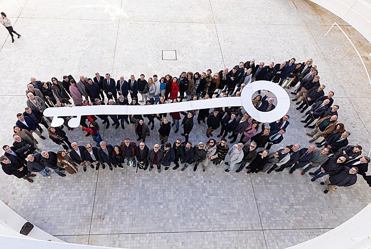 Representantes de la cultura granadina e institucionales participan en la performance de la llave, símbolo de la Capitalidad, en el Centro Cultural CajaGranada.