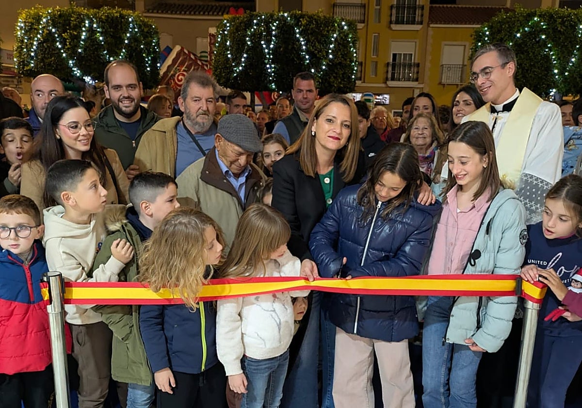 Imagen principal - La Navidad arranca en Albox con la inauguración del Belén monumental y un Poblado de Hinchables