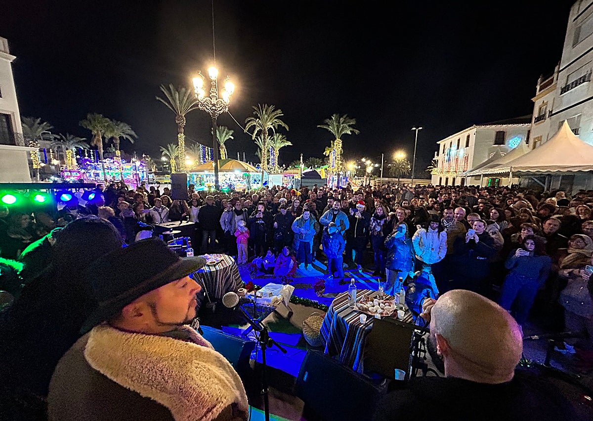 Imagen secundaria 1 - La Navidad arranca en Albox con la inauguración del Belén monumental y un Poblado de Hinchables