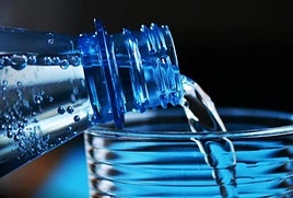 Alerta de Sanidad a los andaluces que beben agua mineral: estas botellas están contaminadas.