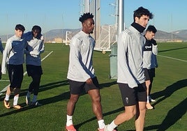 Moha Bouldini sale a entrenar junto al resto de sus compañeros.