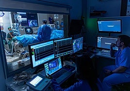 La operación tuvo lugar en el hospital Clínico San Cecilio de Granada, pero contó con asistencia en remoto desde el hospital Karolinska de Estocolmo, en Suecia.