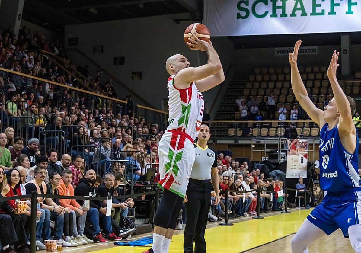 El finlandés Elias Valtonen trata de defender al húngaro Szilard Benke durante el partido.