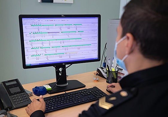 Un agente de la Policía Científica de Granada.