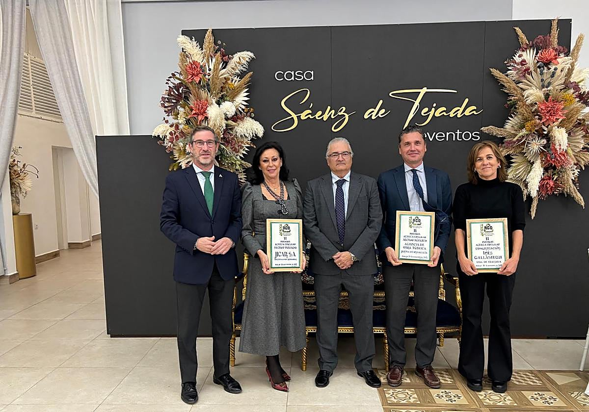 Inés Gallastegui, a la derecha, durante la entrega de premios de Economía Circular de AGRECA en Andújar (Jaén).