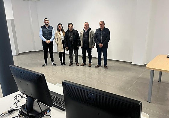 El presidente de la Diputación y el alcalde de Cazalilla visitaron el edificio de usos múltiples.