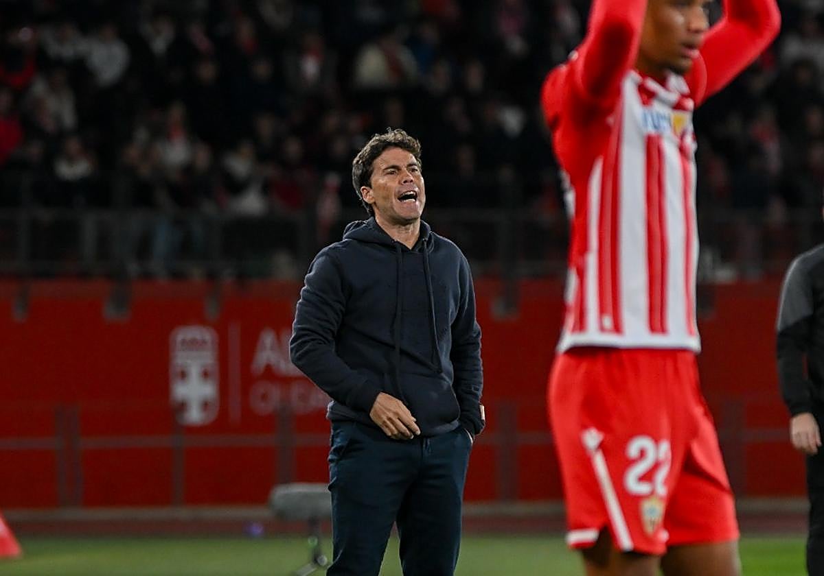 Rubi dando instrucciones desde el banquillo a Chirino mientras sacaba de banda.