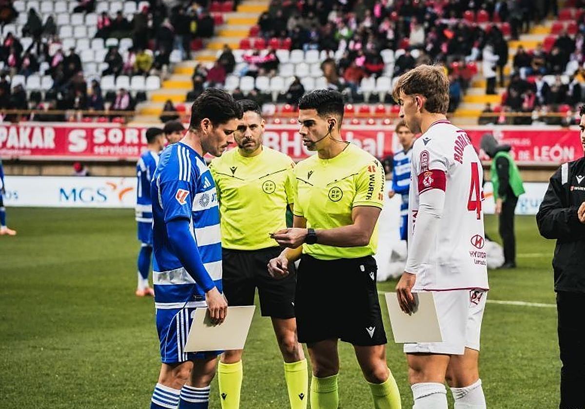 El árbitro, en el sorteo de campo.