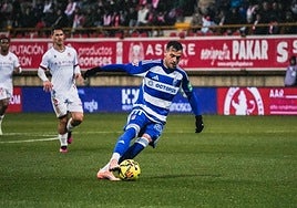 José Arnaiz conduce un balón en el Reino de León.