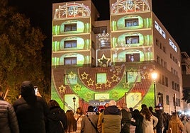 Fundación Caja Rural Granada ilumina la Navidad con un videomapping lleno de fantasía.