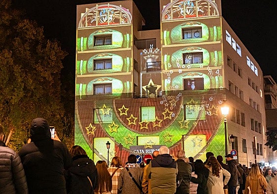 Fundación Caja Rural Granada ilumina la Navidad con un videomapping lleno de fantasía.