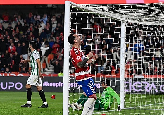 Sola lamenta una ocasión perdida durante el derbi con el Córdoba.