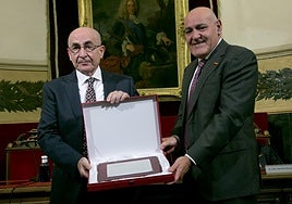 El radiólogo granadino Fernando Ruiz Santiago recibe la placa de la mano de José Carmelo Albillos, presidente de la Sociedad Española de Radiología Médica.