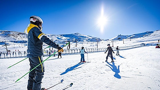 Blanco radiante: las imágenes del primer día de temporada en Sierra Nevada