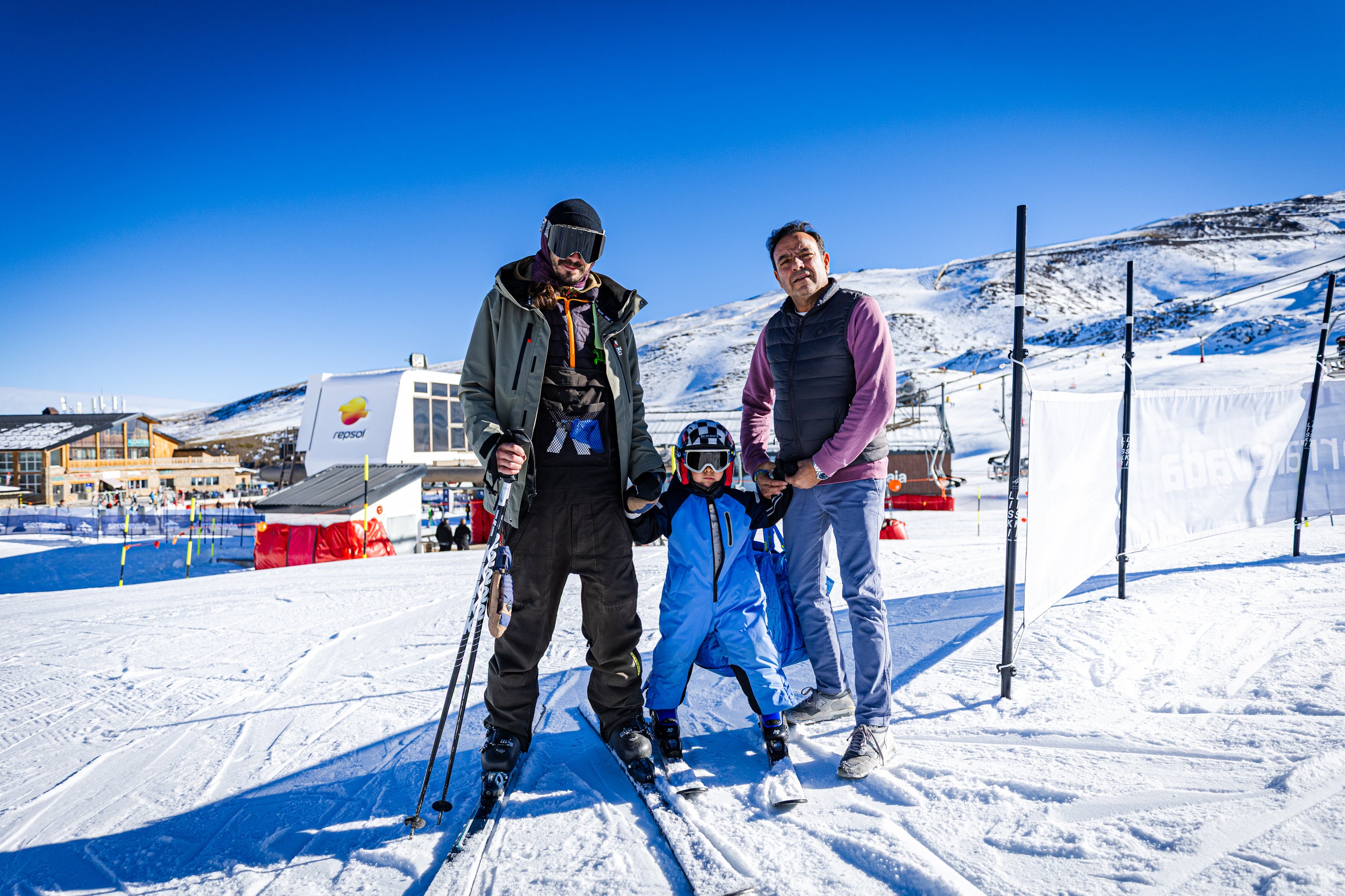 Blanco radiante: las imágenes del primer día de temporada en Sierra Nevada