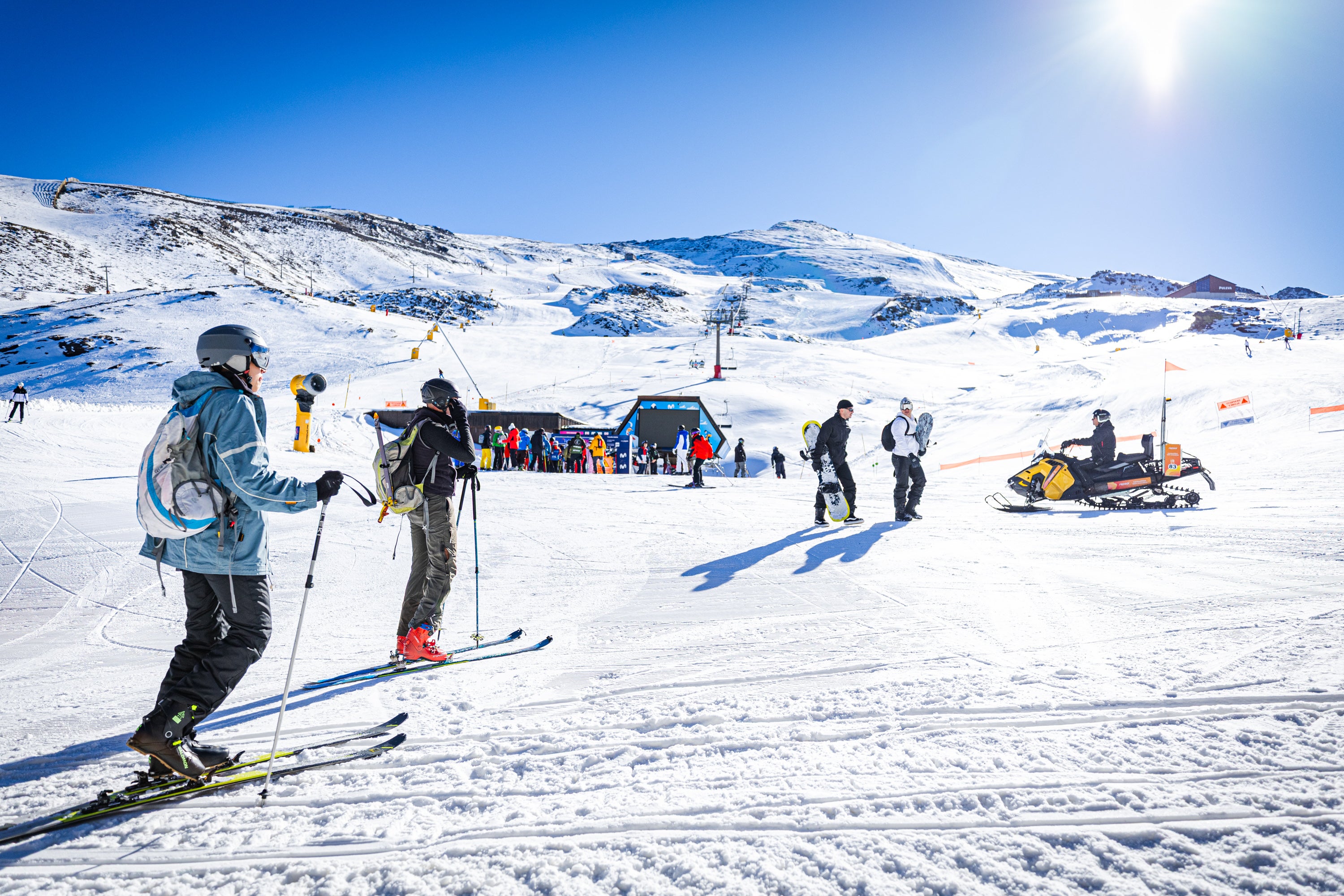 Blanco radiante: las imágenes del primer día de temporada en Sierra Nevada