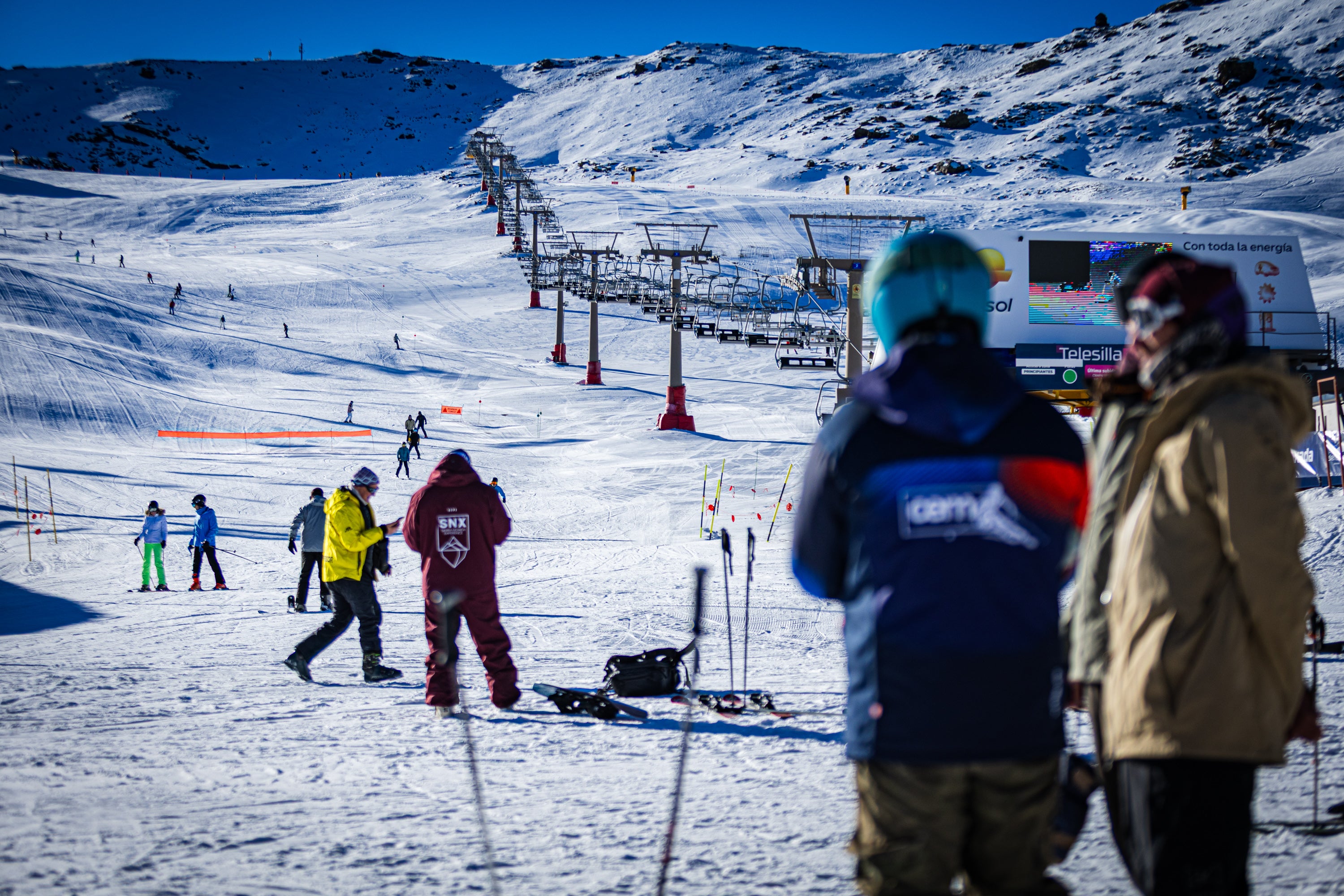 Blanco radiante: las imágenes del primer día de temporada en Sierra Nevada